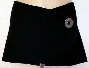 namsa.ch - Nierenwärmer, Hüftgürtel, Cacheur schwarz, aus 100% Wolle mit silberfarbenem Metallknopf