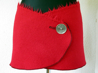 namsa.ch - Nierenwärmer, Hüftgürtel, Cacheur rot, aus feinster Walkwolle rot mit Metallknopf, Franse